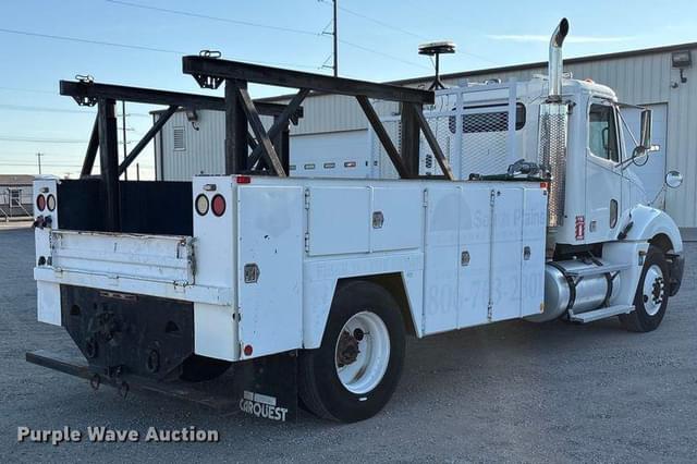 Image of Freightliner Columbia equipment image 4
