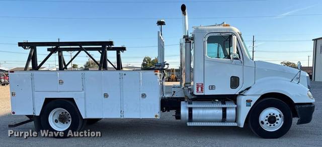 Image of Freightliner Columbia equipment image 3