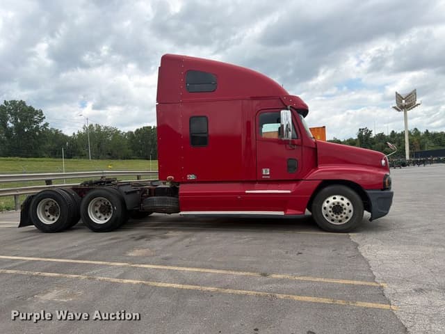 Image of Freightliner CST120 equipment image 3
