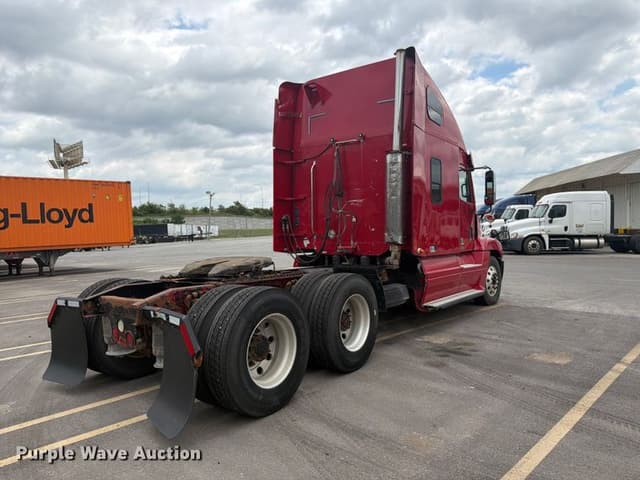 Image of Freightliner CST120 equipment image 4