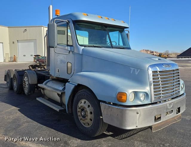 Image of Freightliner CST120 equipment image 2