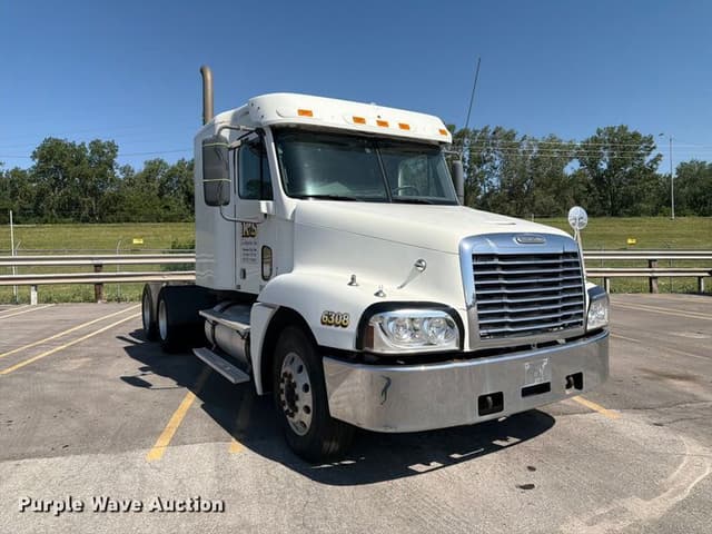 Image of Freightliner CST120 equipment image 2