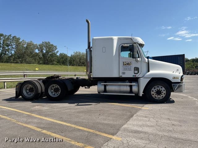Image of Freightliner CST120 equipment image 3