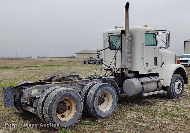 Image of Freightliner FLD120 equipment image 4