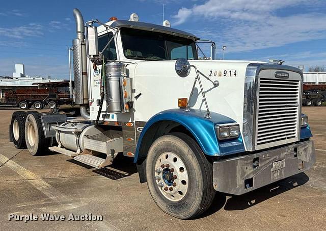 Image of Freightliner FLD132 Classic XL equipment image 2