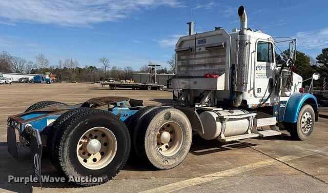 Image of Freightliner FLD132 Classic XL equipment image 4