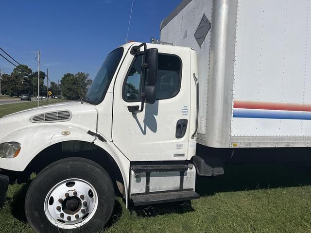 Image of Freightliner M2 106 equipment image 4