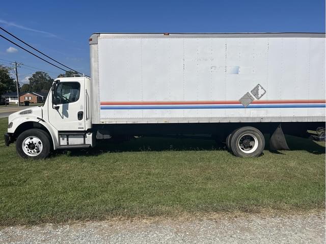 Image of Freightliner M2 106 equipment image 2