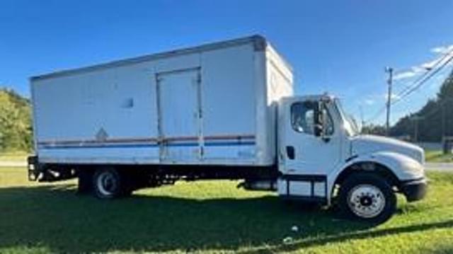 Image of Freightliner M2 106 equipment image 3