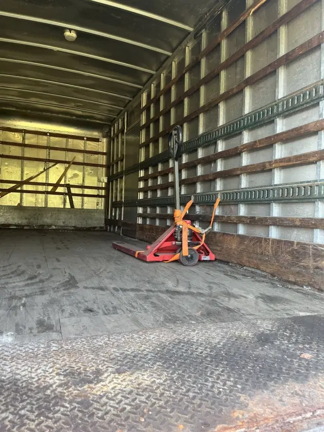 Image of Freightliner M2 106 equipment image 4