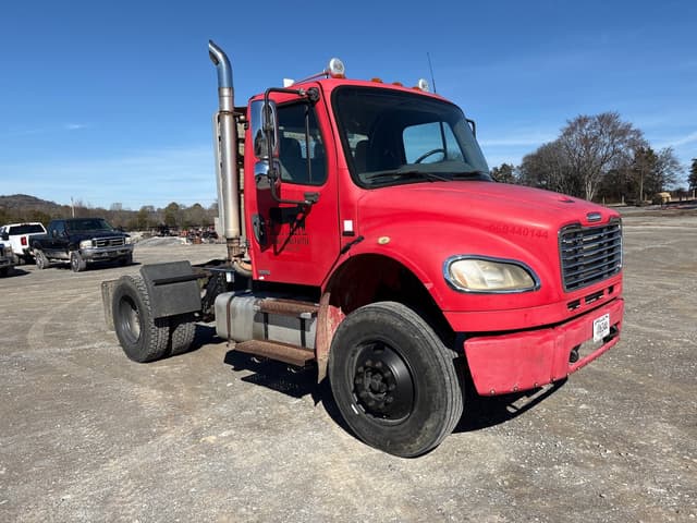 Image of Freightliner M2 106 equipment image 4