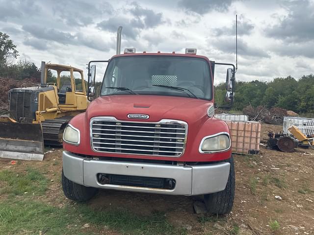 Image of Freightliner M2 106 equipment image 1