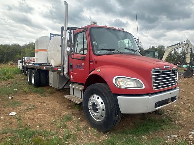 Image of Freightliner M2 106 equipment image 2