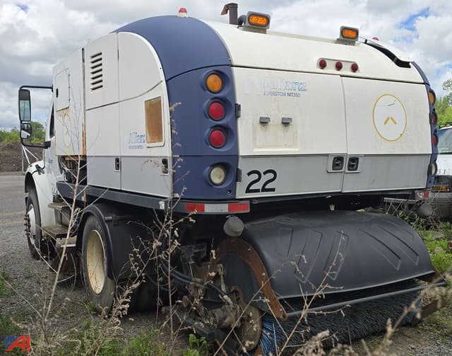Image of Freightliner M2 106 equipment image 2