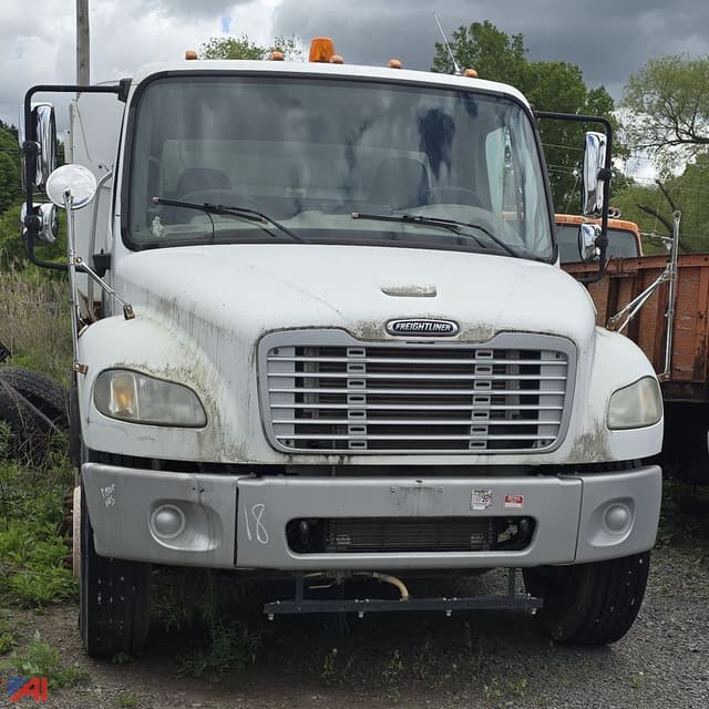Image of Freightliner M2 106 equipment image 1