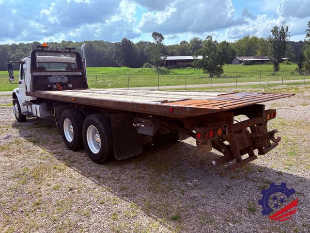 Image of Freightliner M2 106 equipment image 2