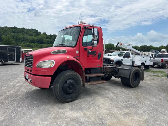 Image of Freightliner M2 106 equipment image 1