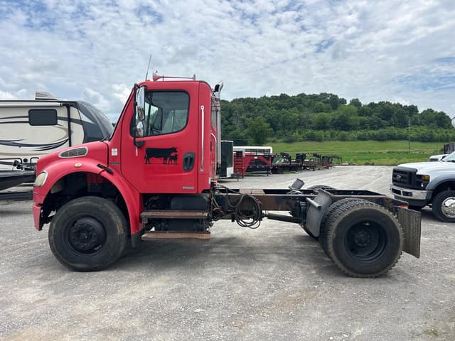 Image of Freightliner M2 106 equipment image 2