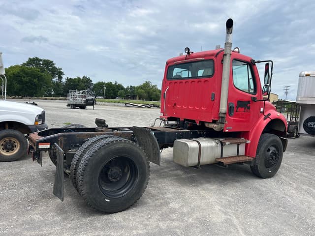 Image of Freightliner M2 106 equipment image 4