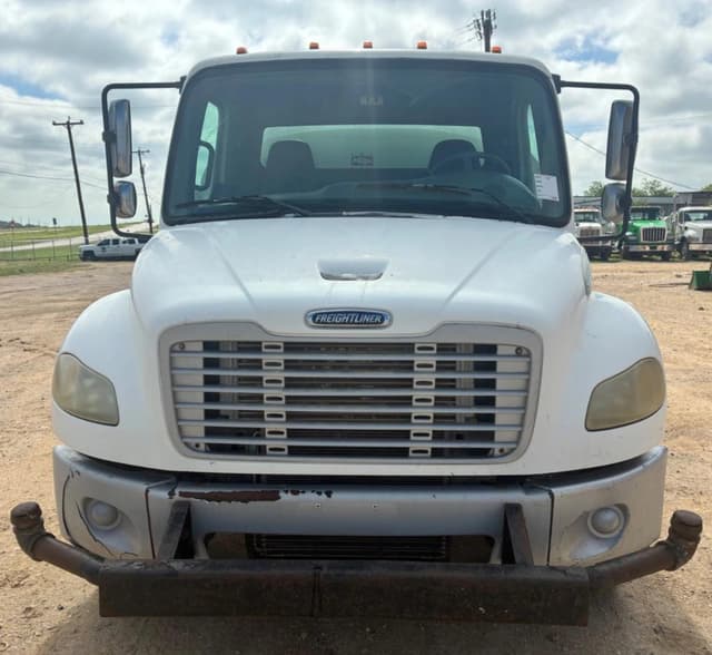Image of Freightliner M2 106 equipment image 1