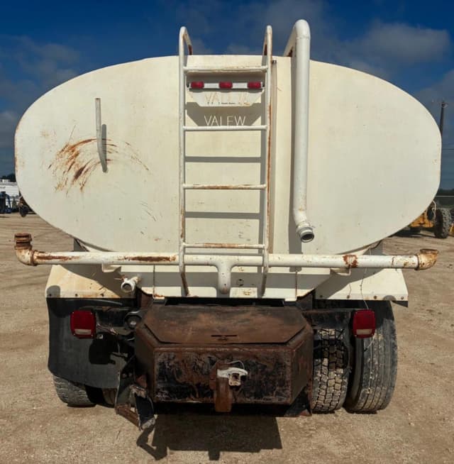 Image of Freightliner M2 106 equipment image 4