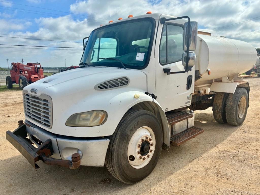 2006 Freightliner M2 106 Equipment Image0