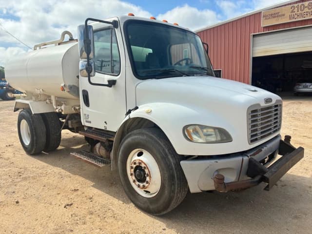 Image of Freightliner M2 106 equipment image 2