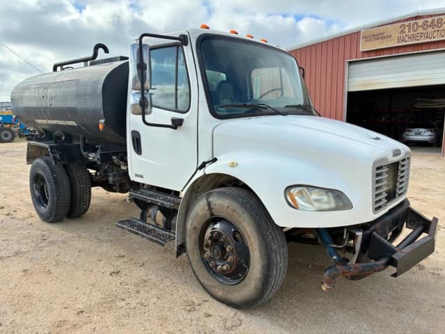 Image of Freightliner M2 106 equipment image 2