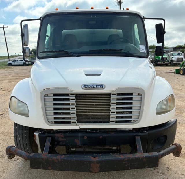 Image of Freightliner M2 106 equipment image 1