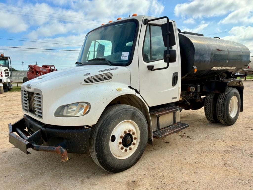 2006 Freightliner M2 106 Equipment Image0