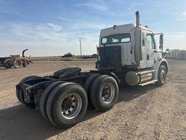 Image of Freightliner M2 112 equipment image 2