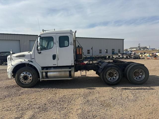 Image of Freightliner M2 112 equipment image 4