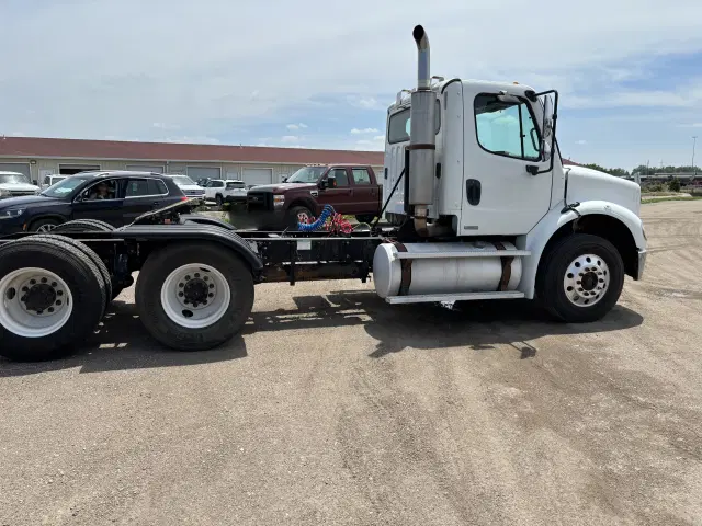 Image of Freightliner M2 equipment image 3