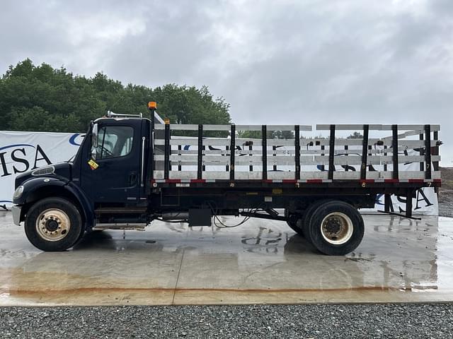 Image of Freightliner M2106 equipment image 1