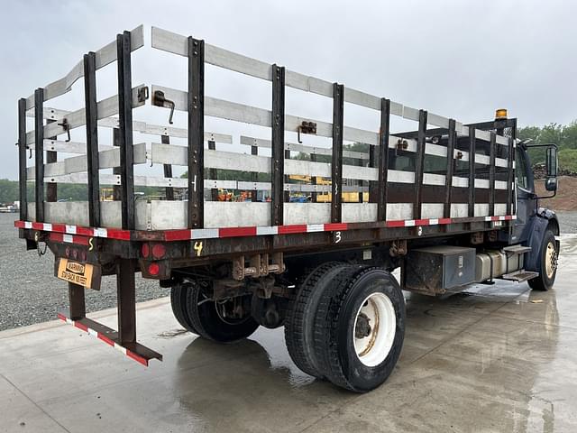 Image of Freightliner M2106 equipment image 4