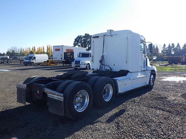 Image of Freightliner ST120 equipment image 3