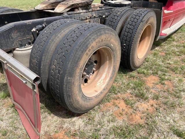 Image of Freightliner ST120 equipment image 4