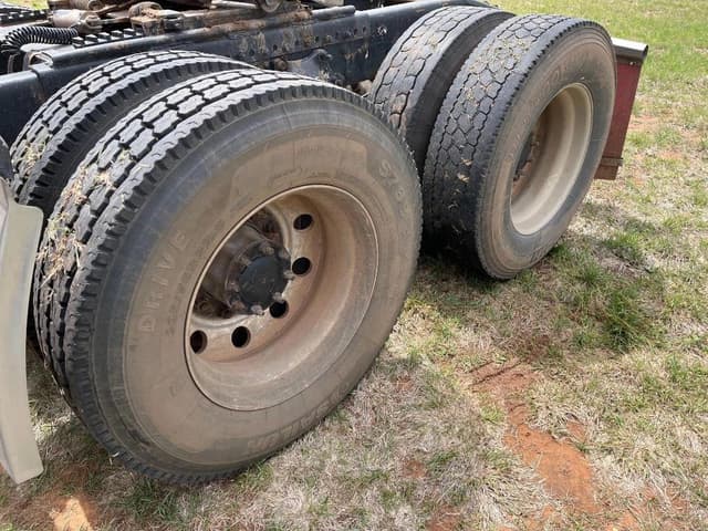 Image of Freightliner ST120 equipment image 3