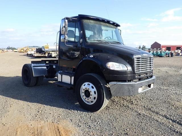 Image of Freightliner M2106 equipment image 2