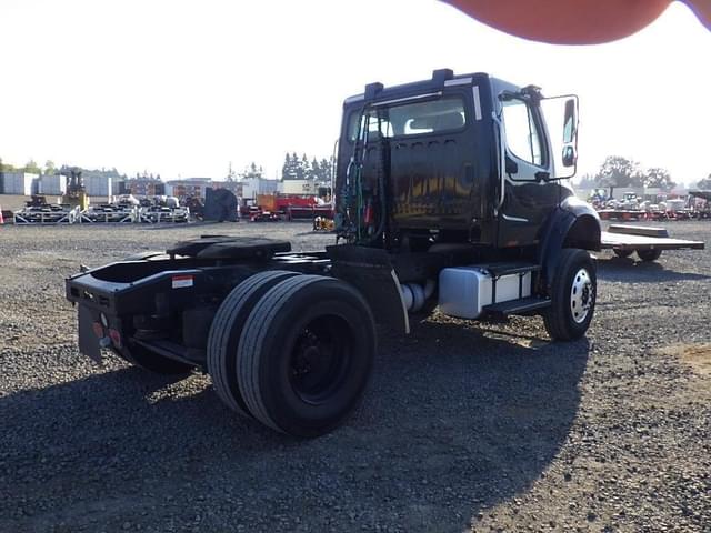 Image of Freightliner M2106 equipment image 4
