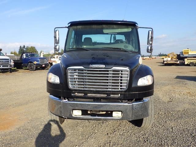 Image of Freightliner M2106 equipment image 1