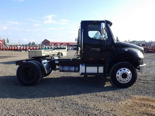 Image of Freightliner M2106 equipment image 3