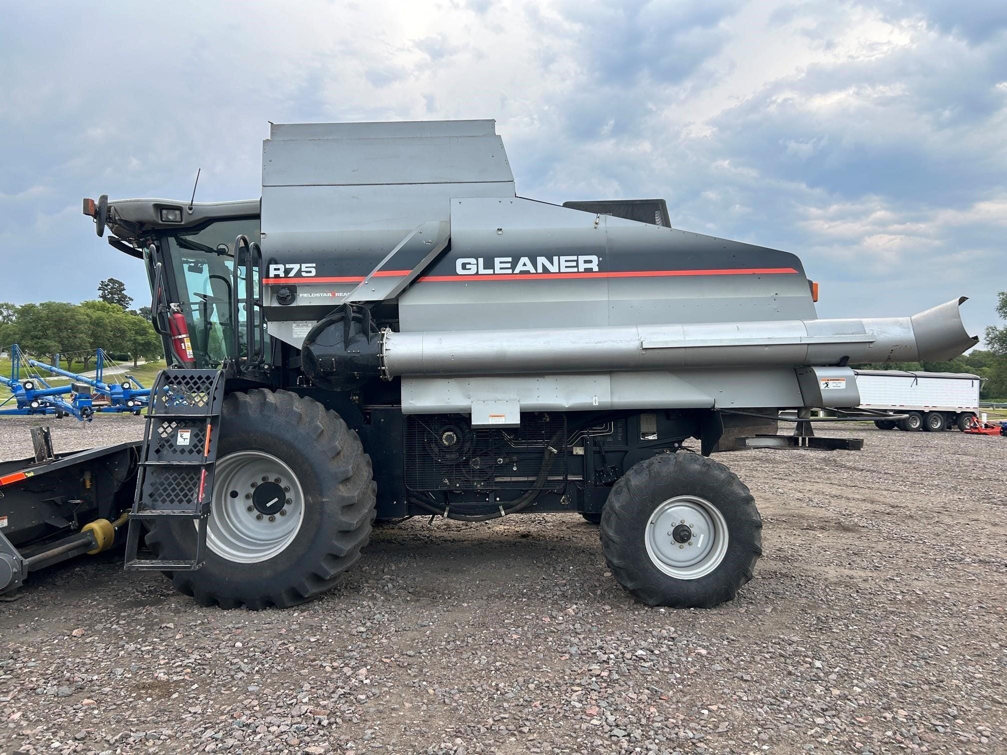 2006 Gleaner R75 Equipment Image0