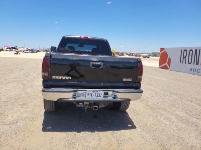 Image of GMC 2500HD equipment image 3