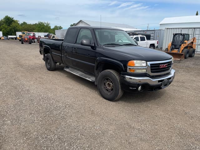 Image of GMC 2500HD equipment image 2