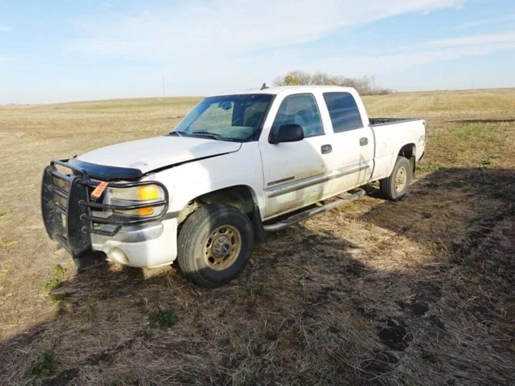 2006 GMC 2500HD Equipment Image0