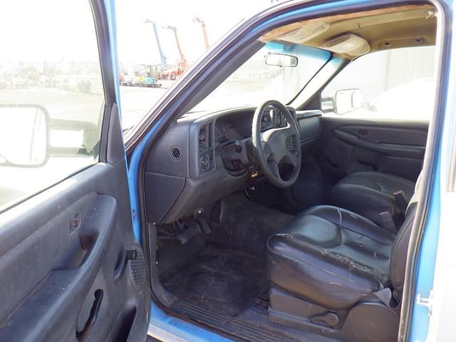 Image of GMC 2500HD equipment image 4