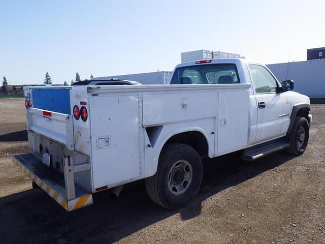 Image of GMC 2500HD equipment image 2