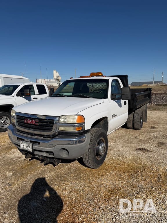2006 GMC 3500 Equipment Image0