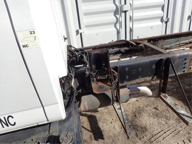 Image of GMC C7500 equipment image 3